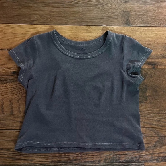 Brandy Melville Tops - Brandy Melville cropped tee